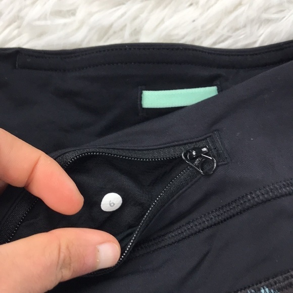 Lululemon Groovy Run Short *4-way Stretch Petal Pop Multi / Black - Picture 5 of 6